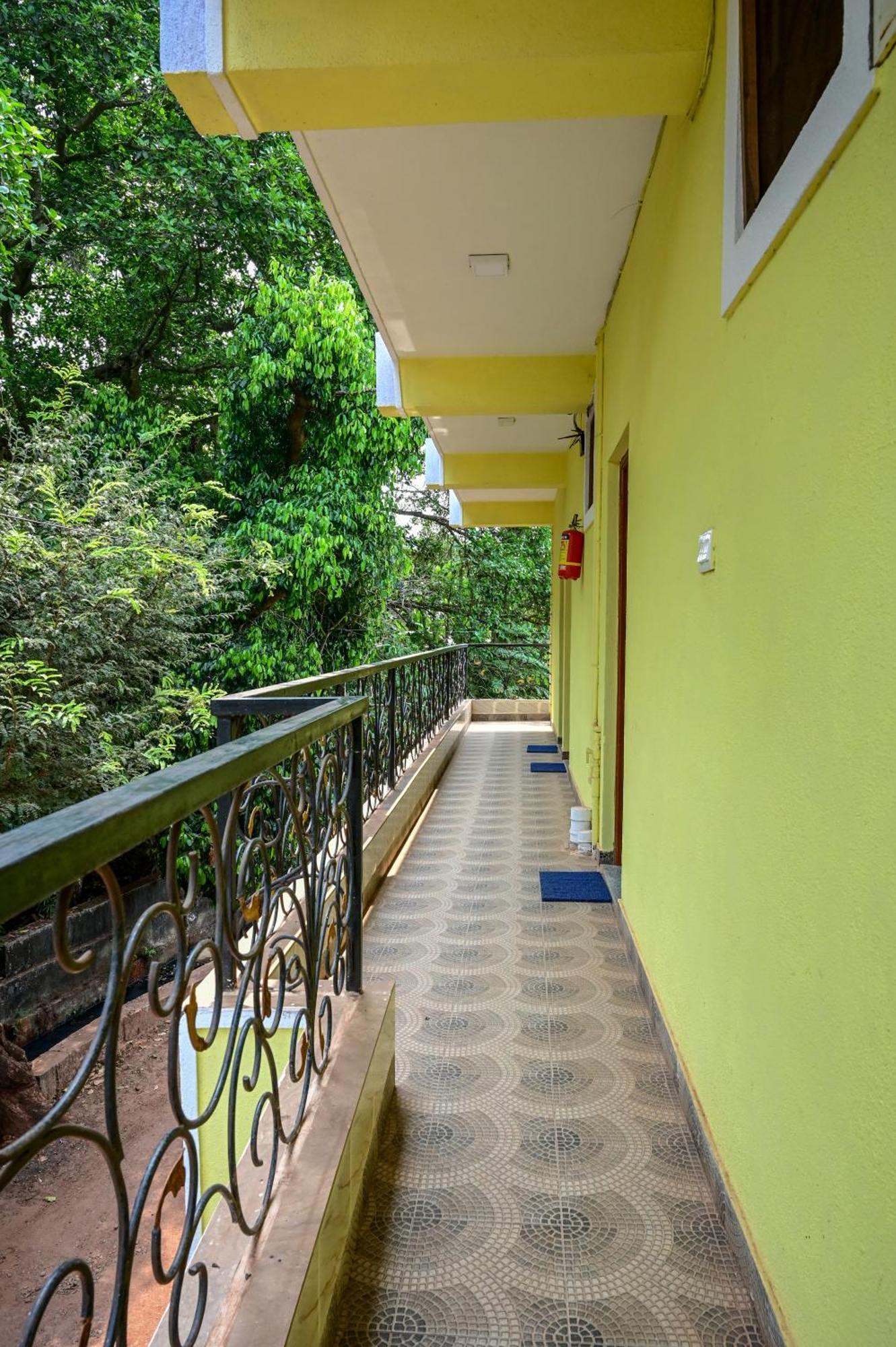 Green Field View Hotell Candolim Exteriör bild